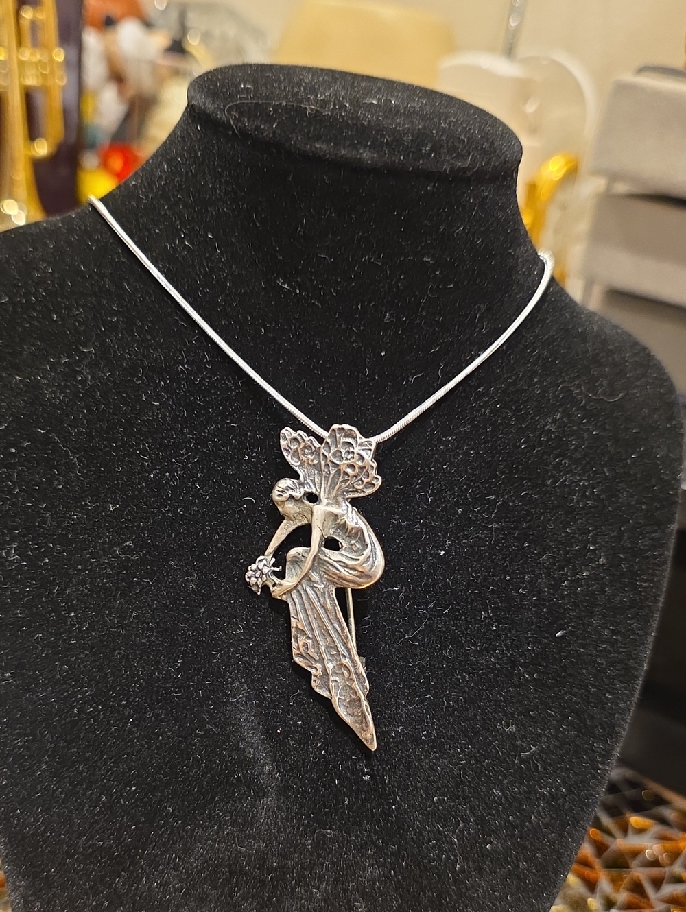 Art Nouveau Floral Silver Pendant Necklace - Silver Tone